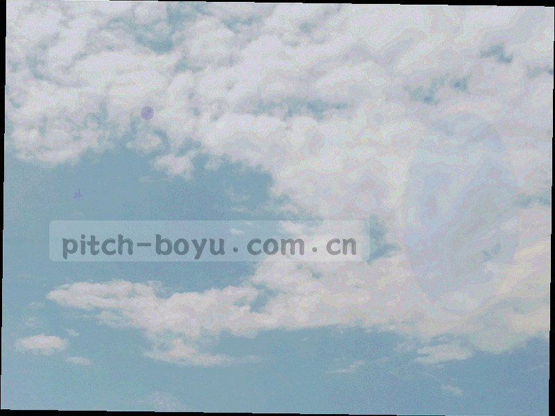 角旗与边线交汇处的近景，构图留白较多